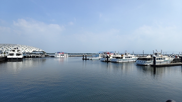 大鵬灣國家風景區設有完善的無障礙設備，是特別推薦的熟齡友善旅遊點。（欣傳媒提供）