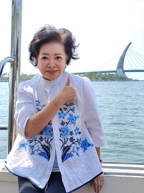 隨船導覽的生動講解，讓陳淑芳印象深刻。（欣傳媒提供）