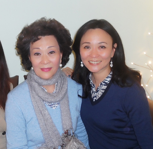 莊祖欣的母親范宇文（左）。母親從小到大的身教，給了孩子們很大的正面影響。