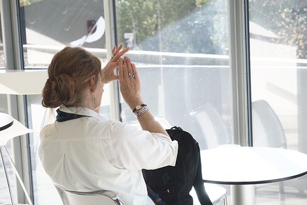 在古根漢美術館，黃俊隆遇到一位用手當作觀景窗，盡情享受眼前風景的老太太，令他印象深刻。（圖片來源：《有時候我會想起你，然後想起自己》）