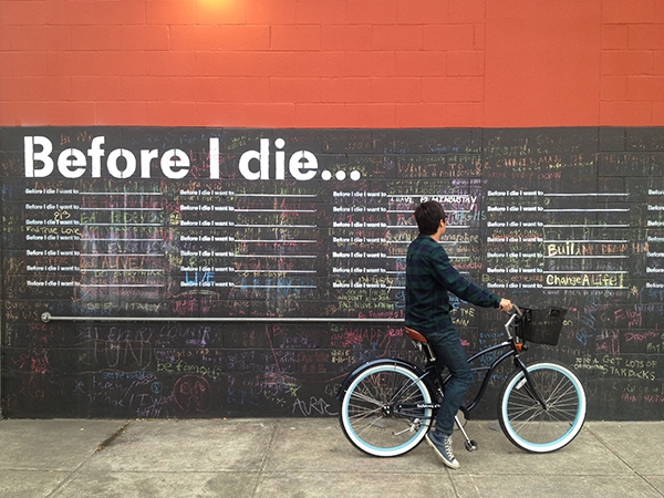 在紐奧良街頭，黃俊隆看到一面有意思的牆，上面寫滿了人們「死前想完成的願望」。（圖片來源：《有時候我會想起你，然後想起自己》）