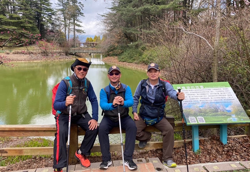 江季翰（中）喜歡健走，原因之一是可以轉換生活步調。