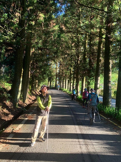 江季翰（左）提醒，出門健走，手杖、遮陽帽、雨具加上好走的鞋襪缺一不可。