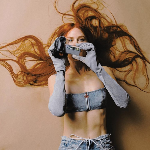 妮可基嫚為時尚雜誌拍攝的形象照，展現令人驚嘆的身體線條。（出自IG@nicolekidman。）