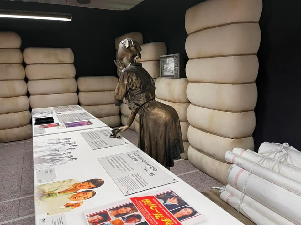 在職場過渡期，盧淑芬也嘗試擔任策展人，圖為她以近代台灣時裝為主題的策展《時裝時代‧時代時裝》。