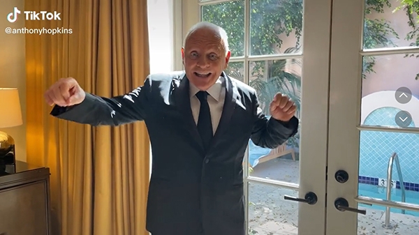 安東尼霍普金斯喜歡在社群軟體分享短影片，隨時隨地都能盡情舞動、自得其樂。（出自抖音@anthonyhopkins影片截圖）