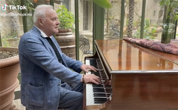 安東尼霍普金斯不僅演技了得，也有音樂才華。除了喜歡彈琴自娛，甚至還能自己作曲。（出自抖音@anthonyhopkins影片截圖）