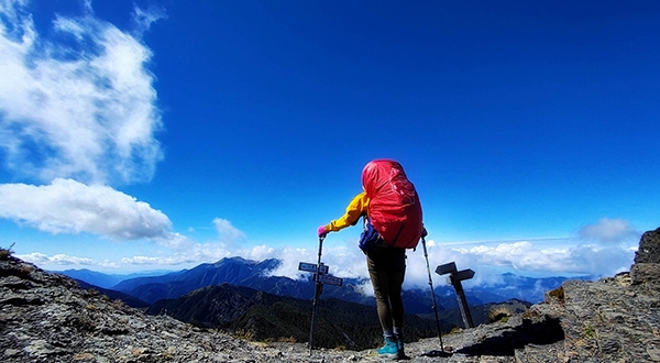張心豪在雪山主峰鞍部，準備通往美麗的翠池。（圖片來源：張心豪）