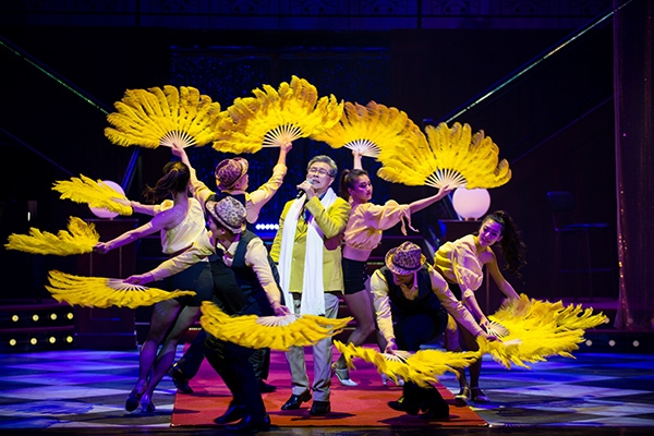 舞台劇《明星養老院》特別為楊烈量身打造了「從政資深歌王」角色。