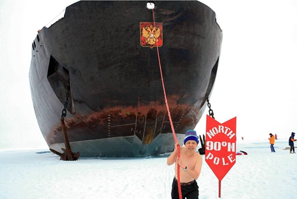 不只在南極揮舞過國旗，朱建銘也數次前往90度的北極點。圖為他與「50週年勝利號」核子動力破冰船合影。