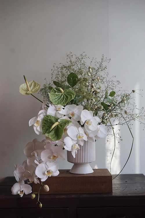 黃嘉倚運用火鶴、白蘋果、白蘭等花材，創作出雅致的花藝作品。