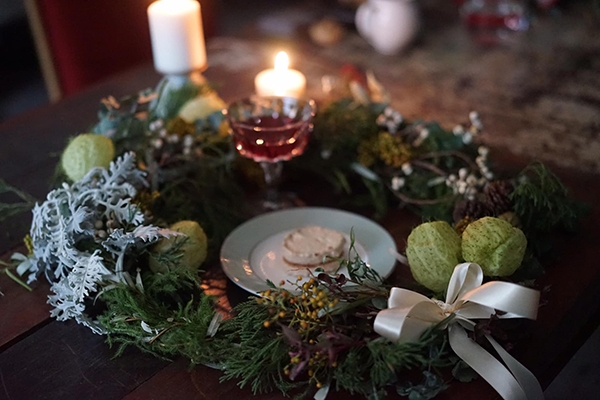 黃嘉倚善用在地花材，做出有台灣味道的聖誕花圈。