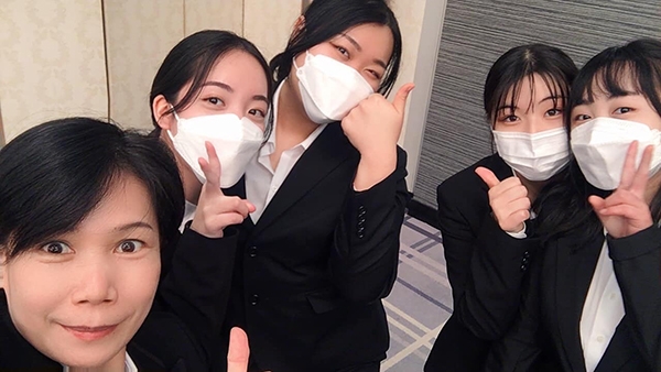 秀子（左一）和製菓學校同學合照。