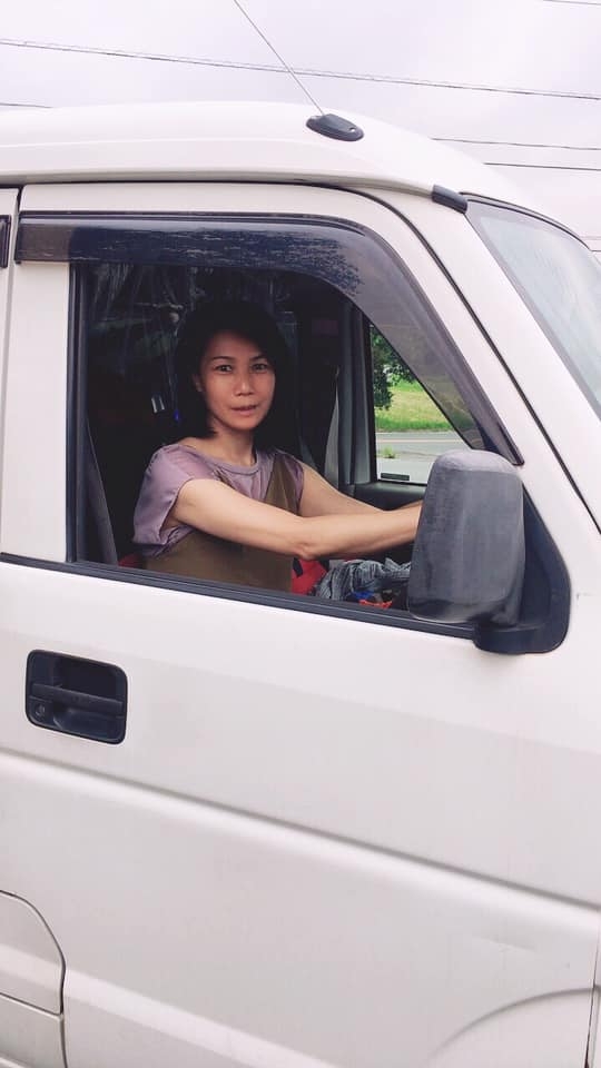 秀子開車，在日本，駕駛座在車子右邊。