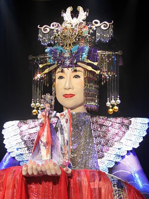 和服裝融為一體的巨大人形機關「MEGA幸子」，是小林幸子在紅白舞台上的經典造型之一。（出自Sponichi Annex）