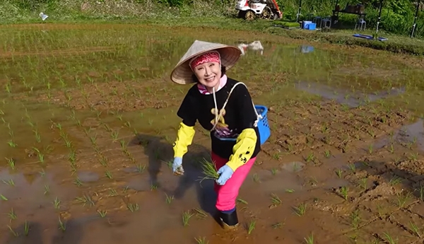 在65歲時多了YouTuber的身分，小林幸子大方嘗試各種不同體驗，作風超親民。（出自小林幸子YouTube截圖）