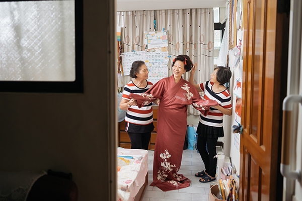 周馥梅（左）、陳瑞枝（右）兩人都是80多歲了，卻願意陪伴支持73歲的白婉芝妹妹，情比姊妹深，令人感動。