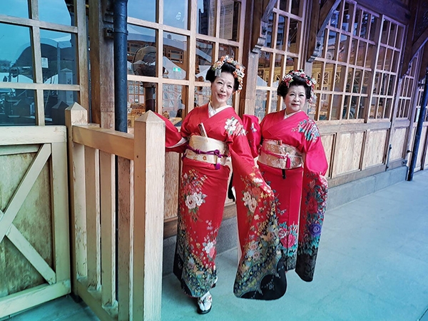 白婉芝喜歡打扮得漂漂亮亮去跳日本舞，不過度煩惱自己失智的事。（白婉芝提供）