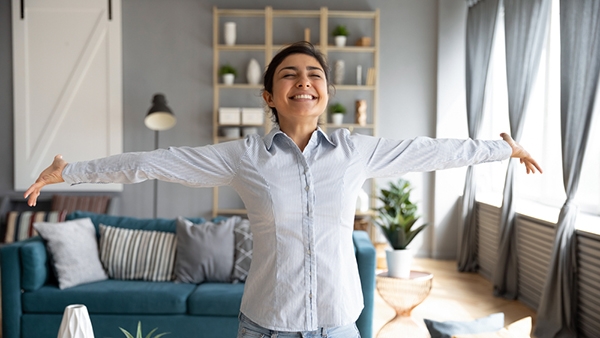 大掃除太賣力,可能落枕、媽媽手!復健醫:勞動40分鐘就休息,2組伸展解除腰痠背痛_img_2