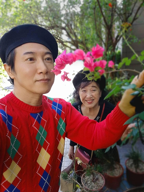 陳鴻經常帶著媽媽到各地遊山玩水，享受彼此陪伴的時光。（出自陳鴻臉書）