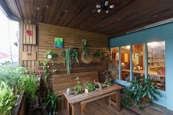 「翫雙溪書苑」落腳在遠離塵囂的雙溪小鎮，門口種著許多杜蘊宸喜歡的花花草草。（攝影／影巷26號）