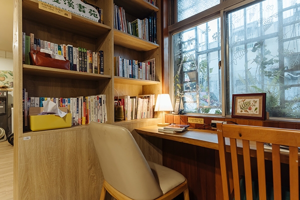 杜蘊宸的書店裡設有許多適合閱讀的角落，可以在這裡安靜地看書不受打擾。（攝影／影巷26號）