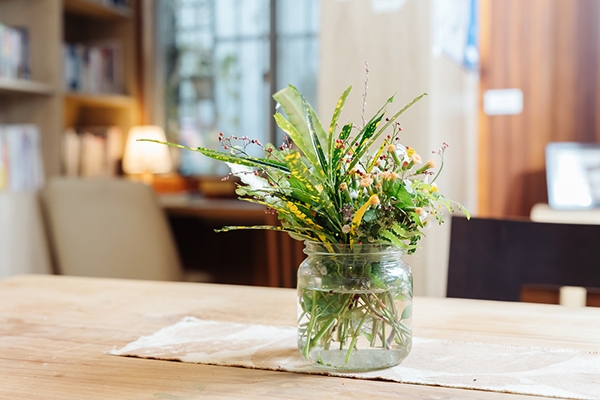 美不一定要花大錢，從路邊採幾叢野花，隨意的插在玻璃罐裡，就是一個好看的花藝作品。（攝影／影巷26號）