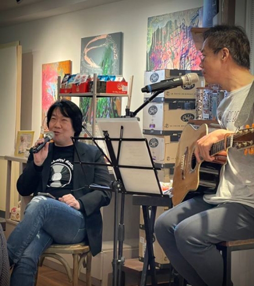 Vito大叔與其他人組成「大叔樂團」，把自己的新書簽書會辦成簽唱會。