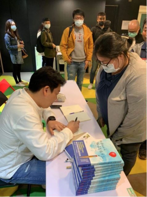 Vito大叔與出版社簽約出書，新書上市後，粉專按讚數漲至3000。