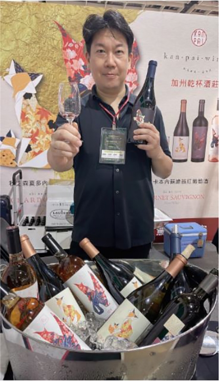 「Vito大叔」失業後，應老客戶之邀去酒展打工。