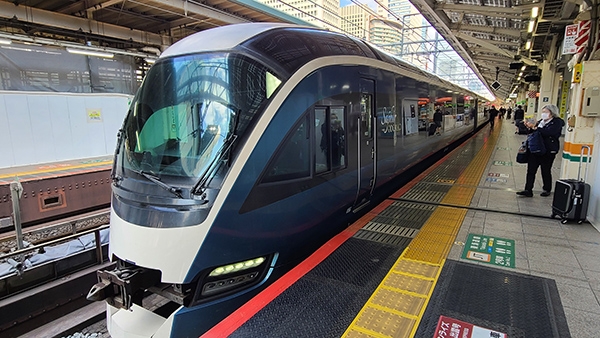 「Saphir踊子號」車身的碧藍色代表伊豆海洋與天空；白色代表在陽光下閃耀的伊豆沙灘；灰色則是城崎海岸特有熔岩地形的黑色岩石。