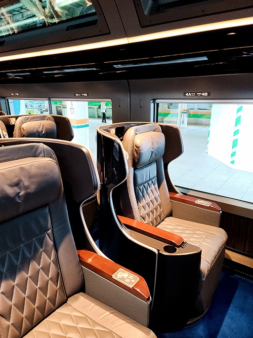 1號車是東日本史上首見的頂級Premium Green，每排僅2席1+1的座位，甚至少於新幹線最豪華Gran Class 2+1的三座配置。