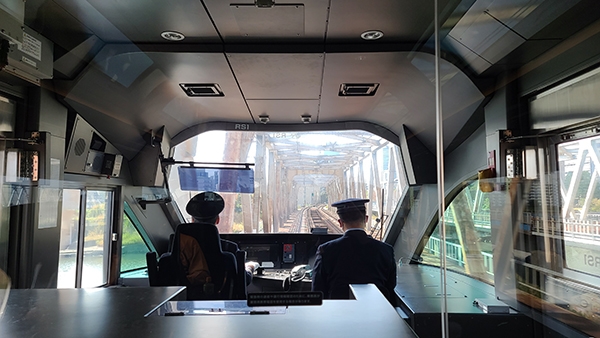 我前往熱海時訂到1號車1號AB席，就位在駕駛座後方。怎麼有辦法搶到第一排皇帝位？事實是，因睡晚了10分鐘搶不到其他位子……，日本人都知道Saphir踊子號側面看海才是王道，所以第一排沒人要。