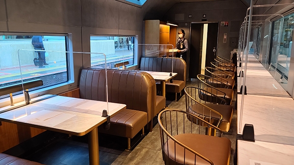 Saphir踊子號須在預約時段到餐車用餐（如未滿可臨時預約），沒預約只能買服務人員用推車送來的飲料與小點。唯包廂乘客可上車後再點餐車MENU的餐點，並以外帶餐盒送到包廂吃。