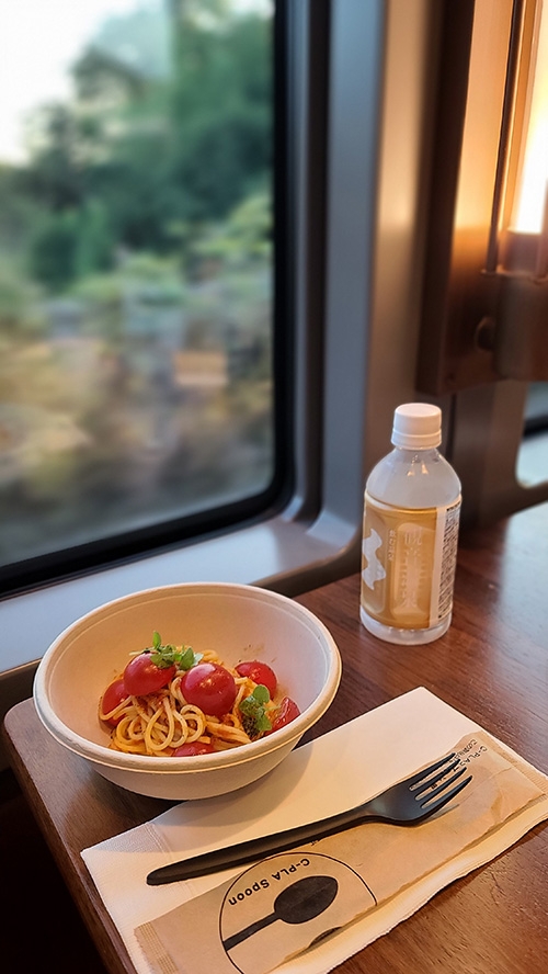 餐車餐點皆由米其林名廚監製，須預約。圖為「Ristorante HONDA」本多哲也主廚監修的伊豆產新鮮番茄義大利麵，非常美味。