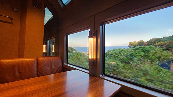 四人座包廂，坐這種皮椅透過大窗欣賞伊豆的海天美景，實在是太舒服了。