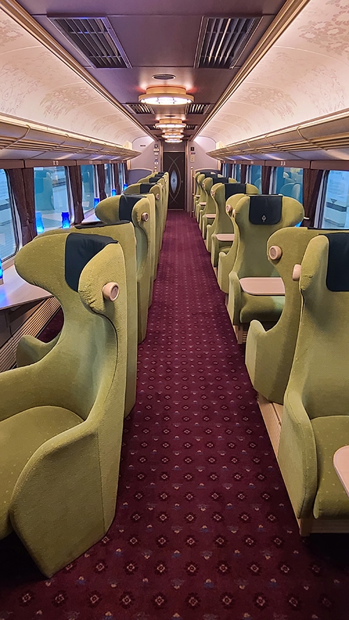 1、3、4號車全為靠窗的賞景對號雙人沙發座，分為面對面或斜角對窗兩種配置，必須以2張票的方式購買。一人旅行的話，可以用加購兒童票的方式包下2個座位。