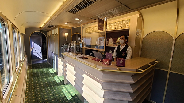 2號車廂小吧台不僅提供飲料與奈良知名甜點，還販售資料夾、鑰匙圈等原創周邊商品，乘客也可在此索取免費的紅色燙金乘車證作為紀念。