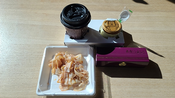 車上販售的點心，除了奈良知名的大佛布丁，還有由大阪Sheraton Miyako Hotel製作的車內限定甜點「AONIYOSHI奶油夾心餅乾」。