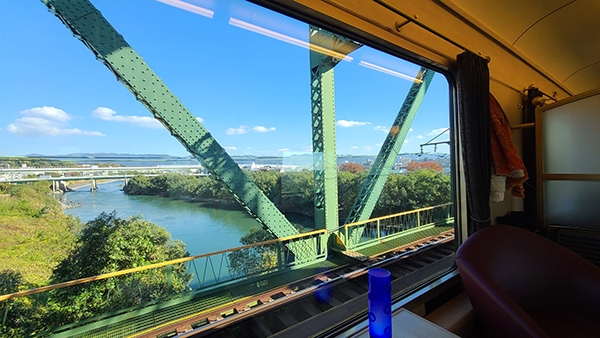 AONIYOSHI的沙龍座僅3間，為半開放式，擁有超大觀景窗。