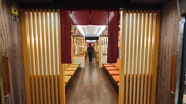 門簾、格柵、坪庭與枯山水……品賞多樣化的京都經典細節，讓交通時間不再枯燥難耐。