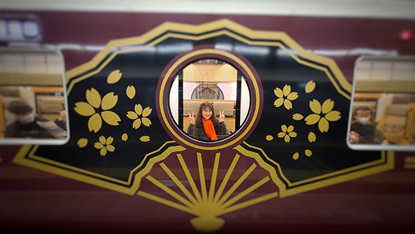 每節車廂的圓窗最受歡迎，若於起點站提早上車，還可以請親友從月台拍攝有如加了畫框的趣照！