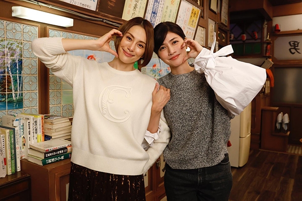 演出《DoctorX》和《醫龍》等一系列醫療主題戲劇，純熟演技讓內田有紀（右）再度受到觀眾注目。（出自IG@doctorx_official）