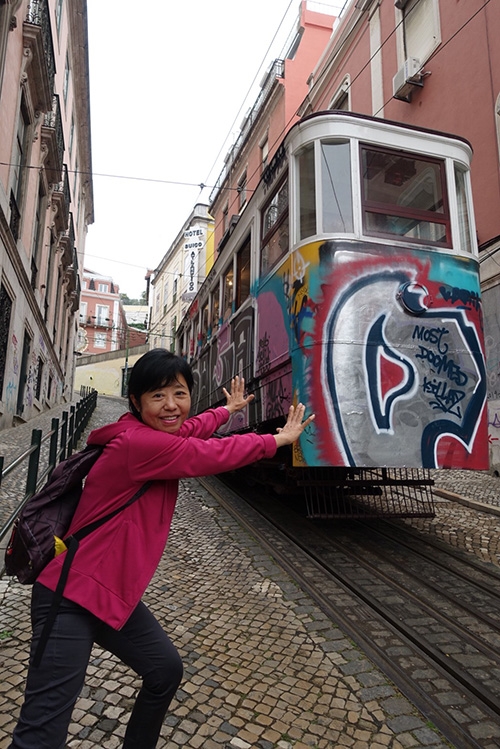 丈夫走後，劉雲英重新啟程雲遊四海，不同的是，丈夫不再需要買機票、而是化成她隨身攜帶的照片。