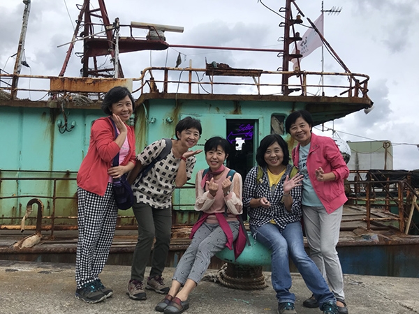 劉雲英有四個姐妹，丈夫離開以後，姐妹經常相約出遊，讓她的生活恢復了色彩與生機。