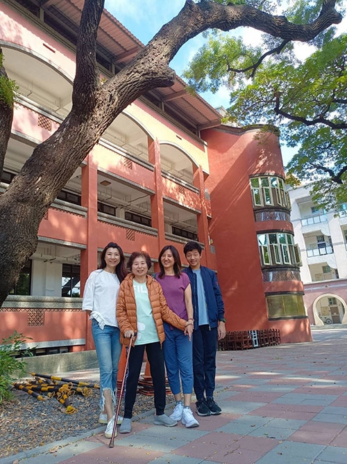 重回屏東女中母校，媽媽精神奕奕。