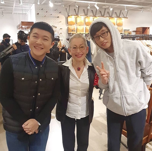 張明淑常受邀南韓各大綜藝節目分享她的人生哲學，圖為與主持人劉在錫、曹世鎬合影。（圖片來源：IG@ mila_no_nna）