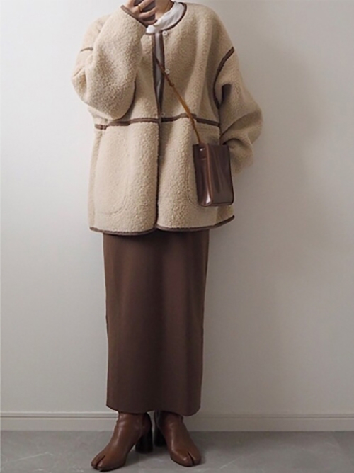 近年頗流行的搖粒絨鋪棉材質大衣，除了在視覺和穿著上都能感覺溫暖，帶點可愛的設計也有減齡感。
