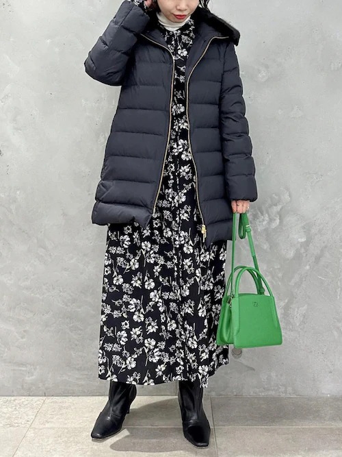 避免羽絨衣穿著時容易顯胖的問題，可以選擇帶有腰線的款式。