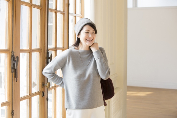 衣長大約蓋住小腹的上衣，反而比長版更有修飾效果。